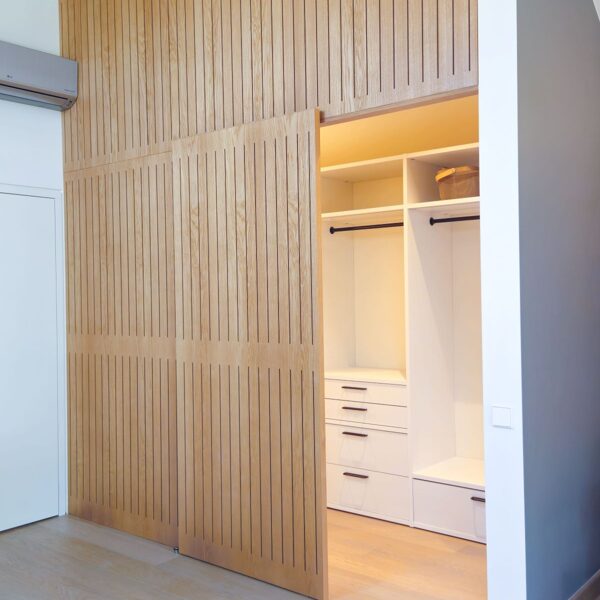 Frēzēta oša paneļa starpsiena ar bīdāmām durvīm