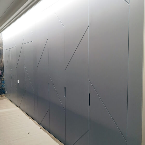 Iebūvējamais skapis ar starpsienu