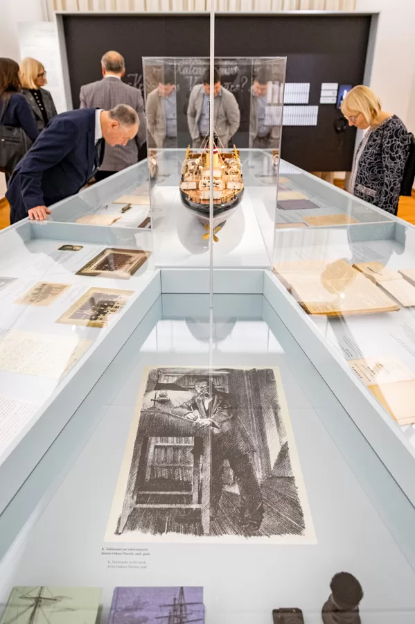 Museum exhibition stand