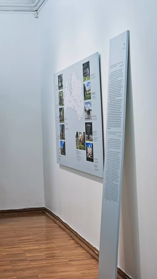 Museum exhibition stand