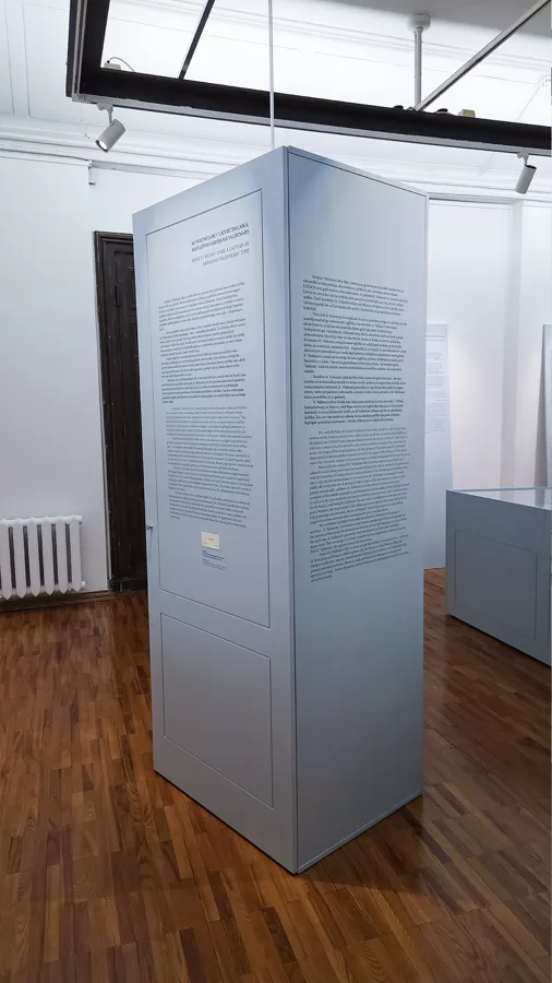 Museum exhibition stand