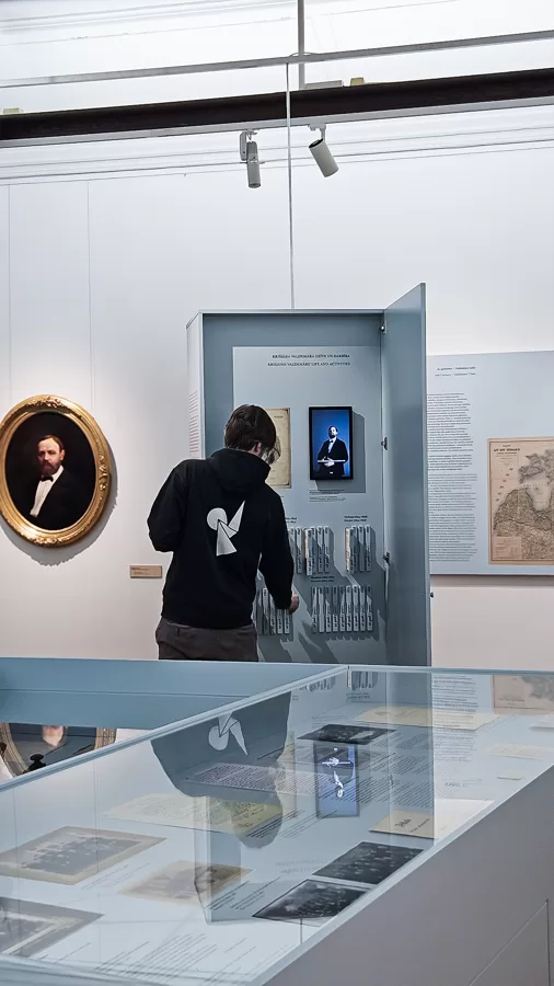 Museum exhibition stand