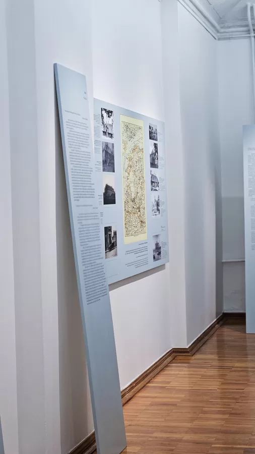 Museum exhibition stand