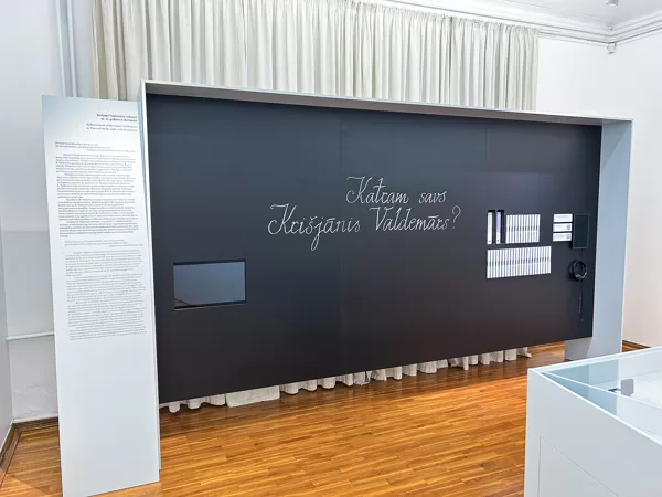 Museum exhibition stand