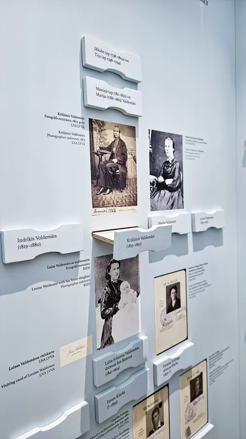 Museum exhibition stand