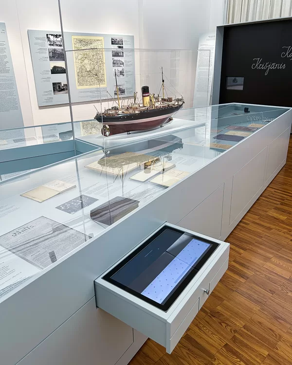 Museum exhibition stand