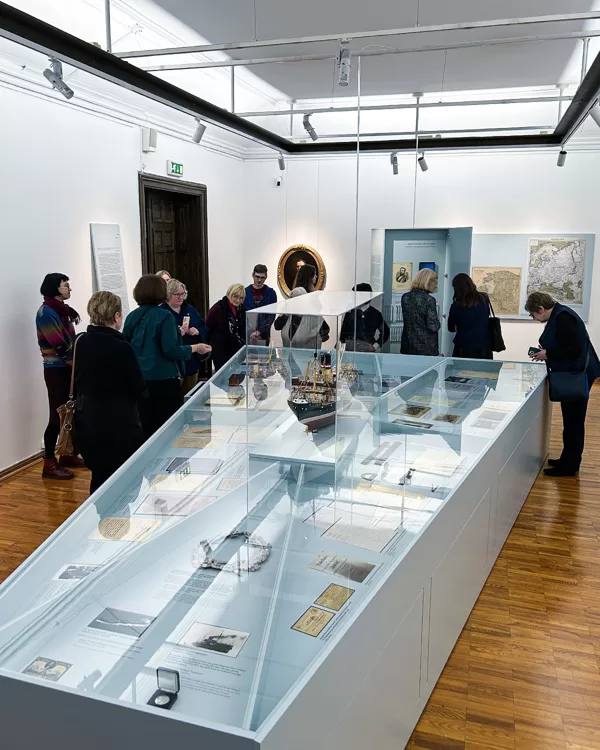 Museum exhibition stand